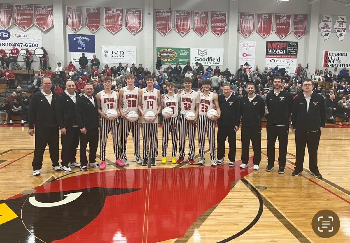 ⁦@MetamoraBBB⁩ with an amazing senior night! Boys played great and got the W in high flying fashion with multiple dunks in the first half! What a talented & hardworking group of young men who will be missed so much! Thank you for all you’ve done. ❤️🏀 #ThankYou #Seniors