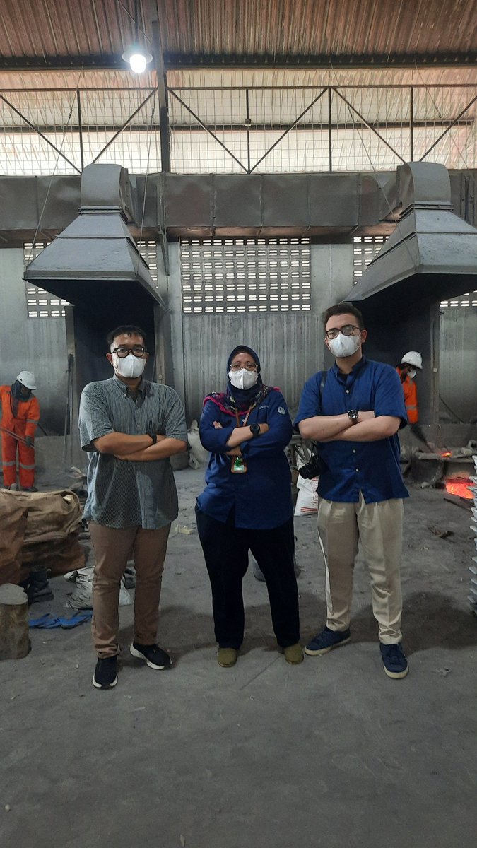 fifipakeF's tweet photo. Sebuah kehormatan bisa kerja bareng mas @efenerr dan mas wibi di RL.. sungguh sangat menyenangkan dan sangan menginspirasi buat sy.. semoga bisa jd kolaborasi berkelanjutan.. jgn kapok yo mas2.. 😁 hehehehe.. https://t.co/N5TgVQtjbe