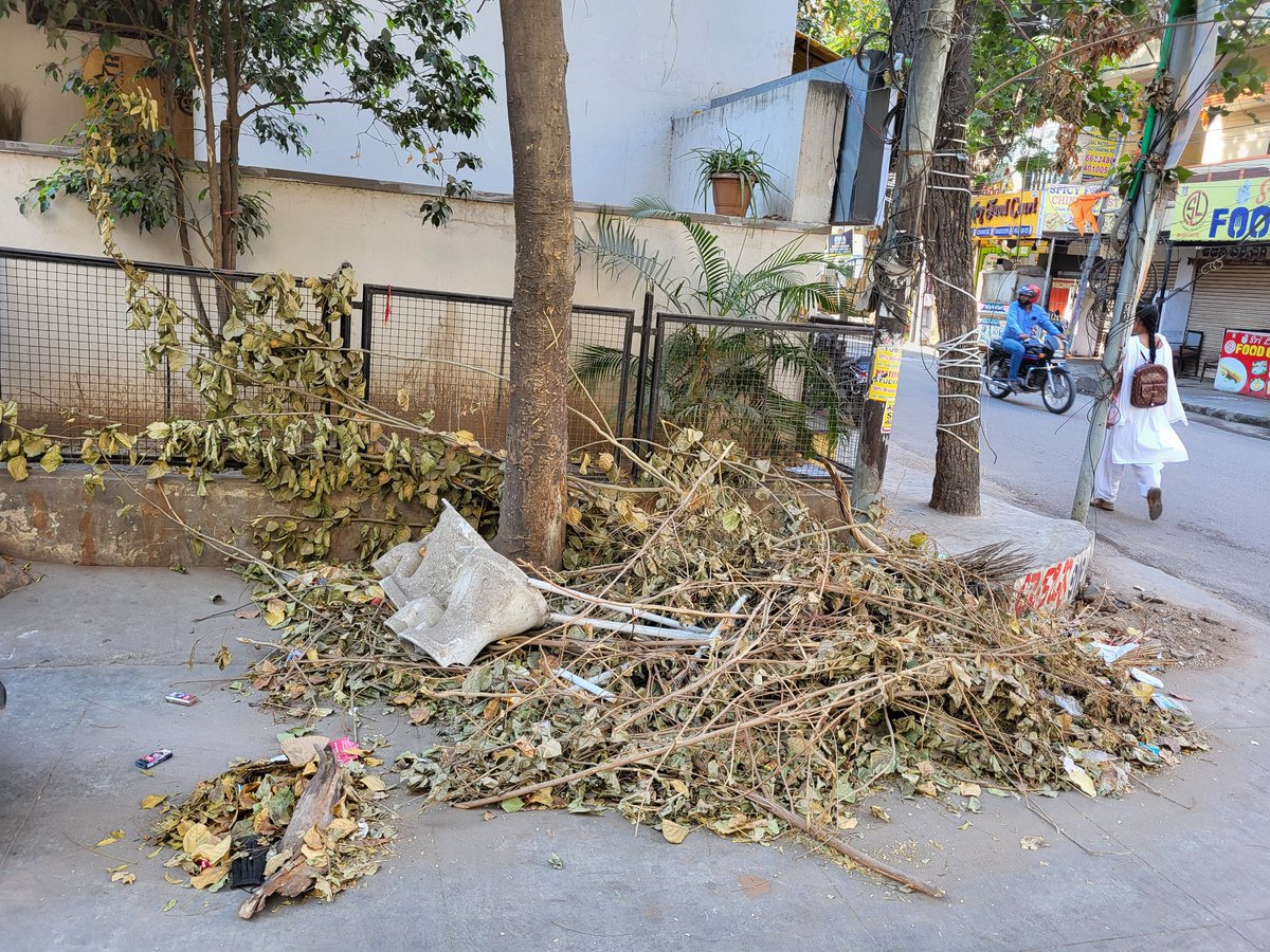 HarishCherry309's tweet photo. Its been 3 weeks no one is caring the waste on the road i complied to the concern people in the Ghmc also no one  is responding please help us to resolve this as soon as possible @GHMCOnline @CommissionrGHMC
@TelanganaCMO @KTRBRS
@CEC_EVDM
Bhavani nagar ,Dilsukhnagar area Rd _ 03 https://t.co/k3jQCTO2zR