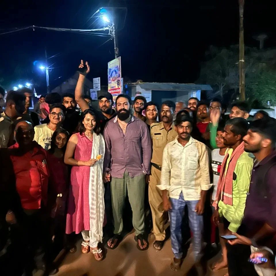 Rocky_Virat876's tweet photo. . @TheNameIsYash is a compassionate and devoted husband,  a nurturing and  supportive father to his children and a source of inspiration for the younger generation through his actions and ethics.🙇‍♂️

He is a True inspiration for many❤️‍🔥🫶🏻

#ToxicTheMovie  #TOXIC 
#YashBoss https://t.co/T9mnPzrMaW