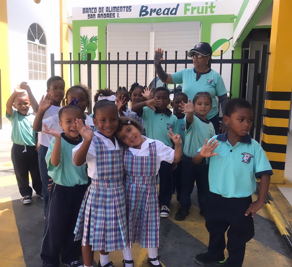 Visita de los niñ@s de la Escuela Rubén Darío al @bancoalimentossanandres 🙏👍🏻 bancodealimentossanandres.org #EnPermanenteCaridad #YoSoyBancoDeAlimentos #CaribeSolidario #SanAndrés
