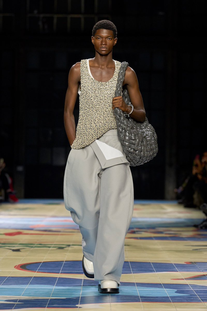 mar_dries's tweet photo. BOTTEGA VENETA
SPRING &amp; RESORT 2024 
マチュー ブレイジーのボッテガ

↓ラフ シモンズのアシスタント
↓マルジェラ匿名チーム
↓フィービーのセリーヌ
↓ラフのカルバン クラインに合流
↓ダニエル リーのボッテガでナンバー2

その研鑚の結晶が、今。
ラフとフィービーが同居するような面白さも。 https://t.co/rdG0232Gbh