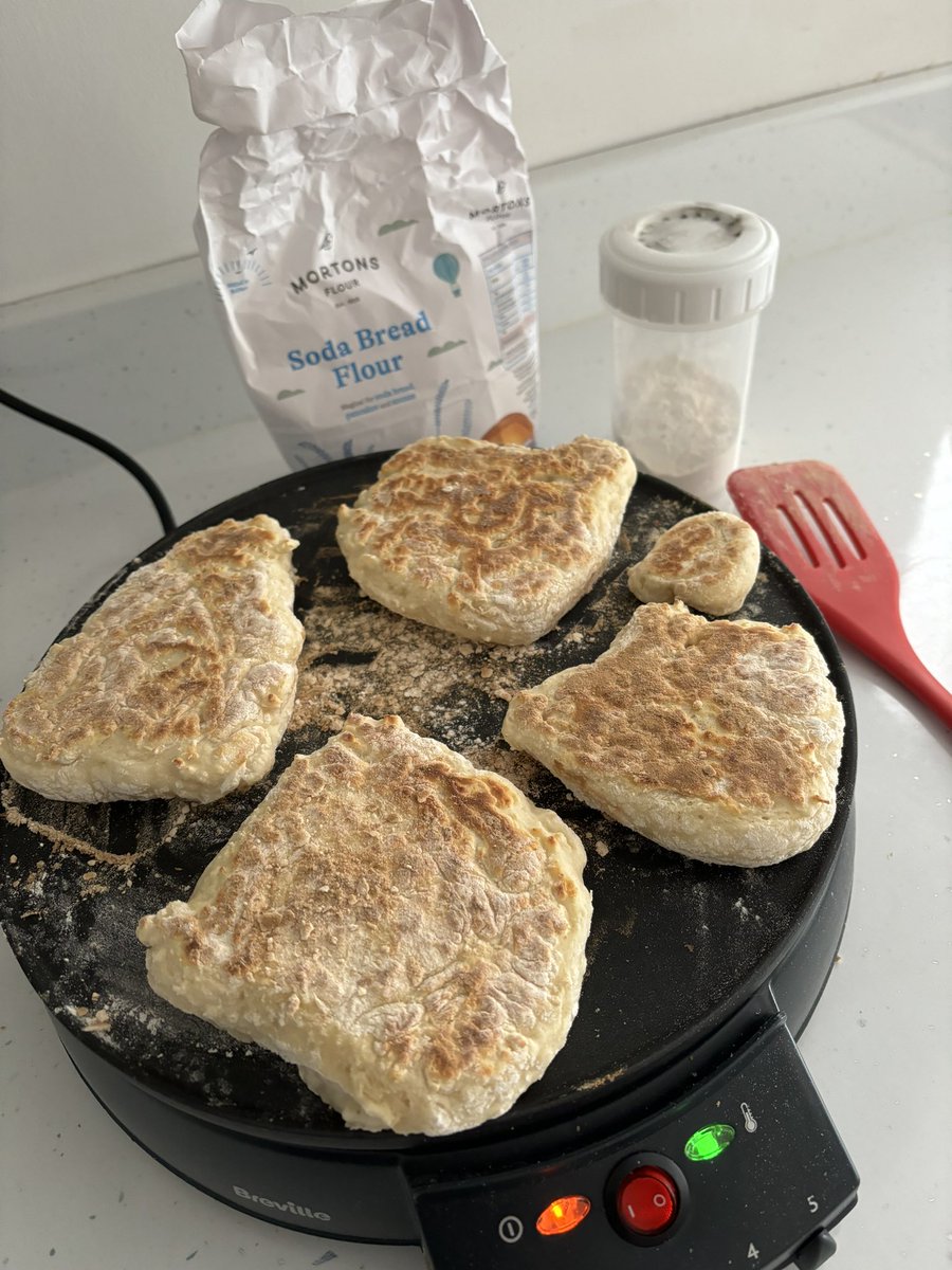 Mutleyrocks's tweet image. It’s a Soda Saturday kinda day. Griddle hot, plenty of butter - bacon and scrambled eggs! #slowsaturday #homebaking @MortonsFlour