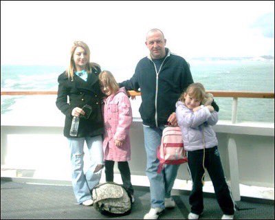 “There’ll be bluebirds over the white cliffs of Dover” 🛳️ Now with my own little family and 20 years ago with my Dad and sisters ❤️ #Dover #WhiteCliffsOfDover #family #throwback #Paris #Disney