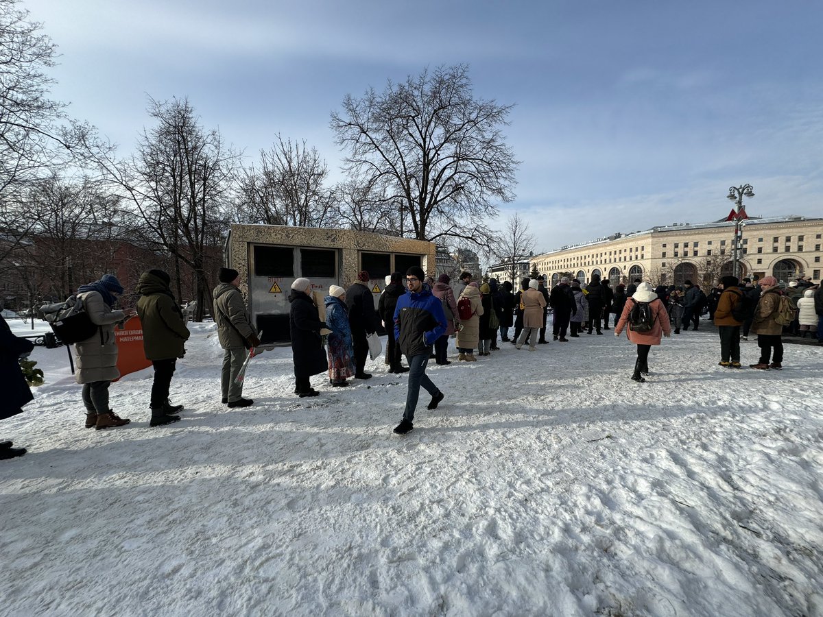 Photo prise à l’instant dans Moscou. Des centaines de russes continuent de faire la queue pour déposer des fleurs en hommage à Alexei Navalny. La police laisse passer les gens, un par un. Infos à suivre sur <a href="/TF1Info/">TF1Info</a> <a href="/LCI/">LCI</a> avec <a href="/gilles_parrot/">Gilles Parrot</a>