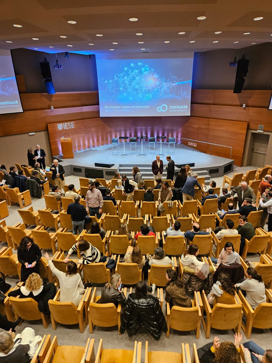 Obre la Jornada el nostre director general Joaquín Juan Torres Lacambra que agraeix la participació dels docents i els anima a seguir sumant a l'aula i també amb qualsevol idea de millora! <a href="/iesebschool/">IESE Business School</a>  #ReptesEducatius2024 #AproximacioalaIA
