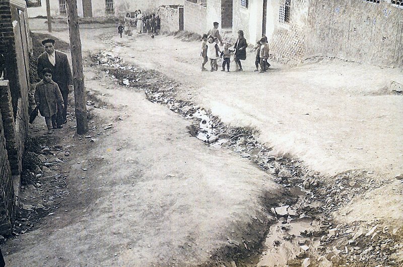 MColomenca's tweet image. 📸Carrer Flor i Cel amb el carrer Sant Andreu, barri de Fondo

Font: Informe del mossèn de la parròquia de Santa Rosa Joan Mata. Web: enelfondo.cat