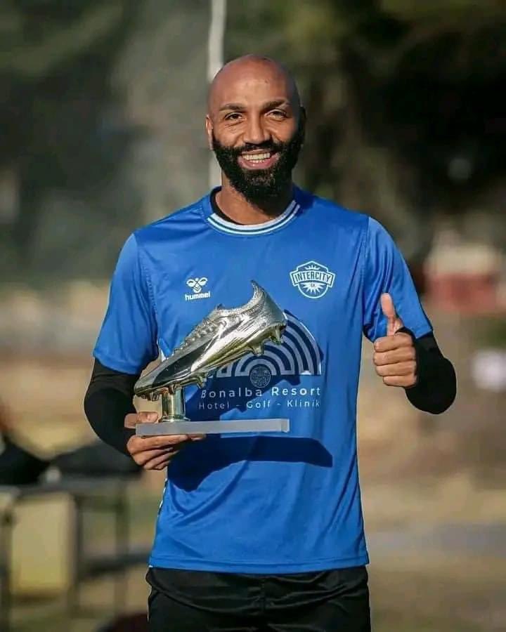 lemedia100filtr's tweet photo. Le meilleur buteur de la coupe d'Afrique des nations Emilio Nsue 🇬🇶 célébré par ses coéquipiers.💪⭐ https://t.co/mAD00kDfCf