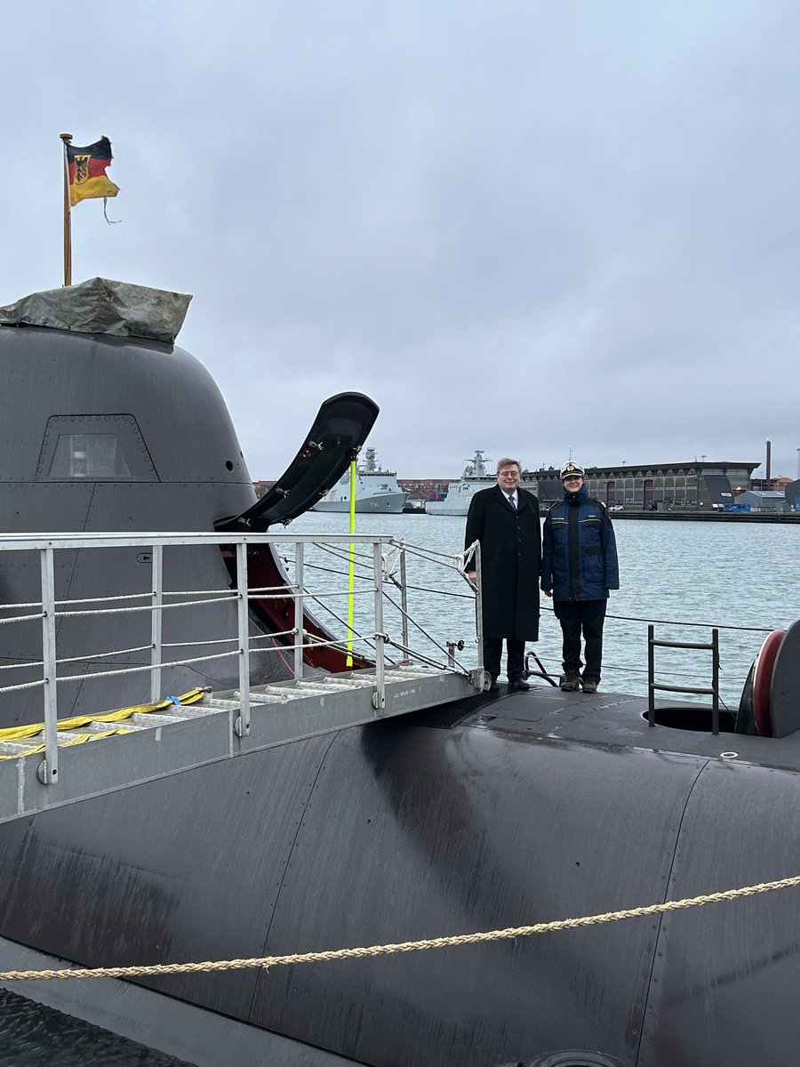 Frau Kapt’än! ⚓
Orlogskaptajn Claudia Neben er den første kvinde, som har kommandoen på en ubåd <a href="/deutschemarine/">Deutsche Marine</a>. 
Under U34s ophold i Frederikshavn gav kaptajnen indblik i opgaver og hverdag på en moderne 🇩🇪 ubåd.
Stor respekt for soldaternes vigtige indsats på lidt plads!