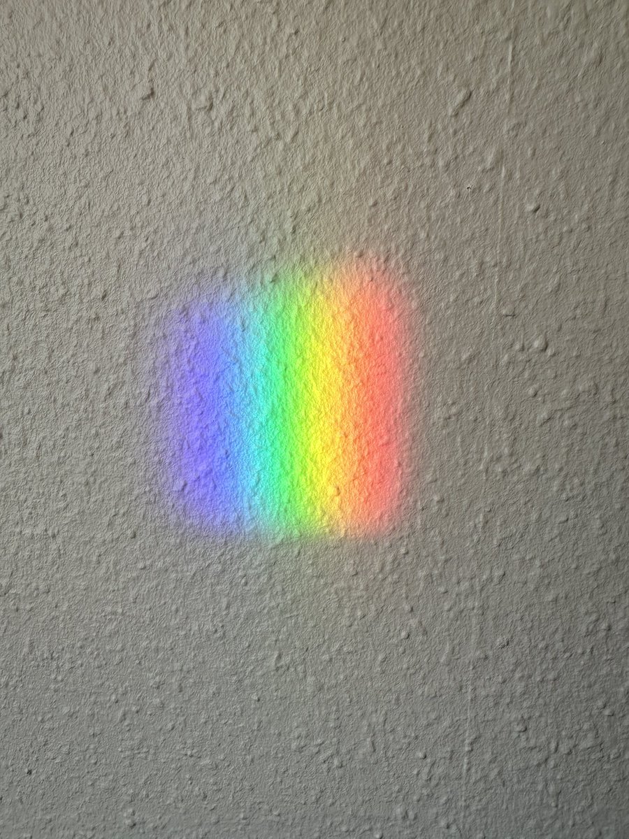 oz1lqo's tweet photo. Forårs bebuder: prismet i vinduet får direkte sollys #stem #fysik https://t.co/bk6nmU45jF