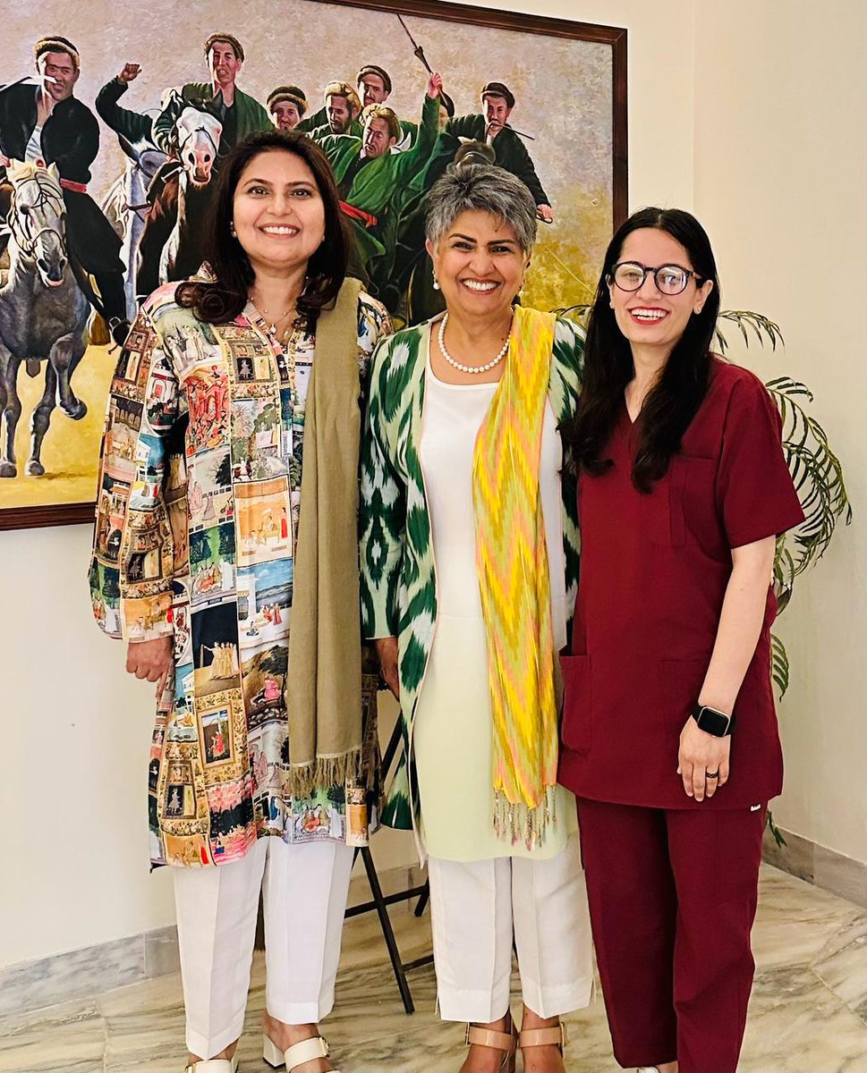 HashimaShah's tweet image. A pleasant surprise from #DrSaidaRasul this morning visiting my clinic. Miss my Alma matter @AKUGlobal