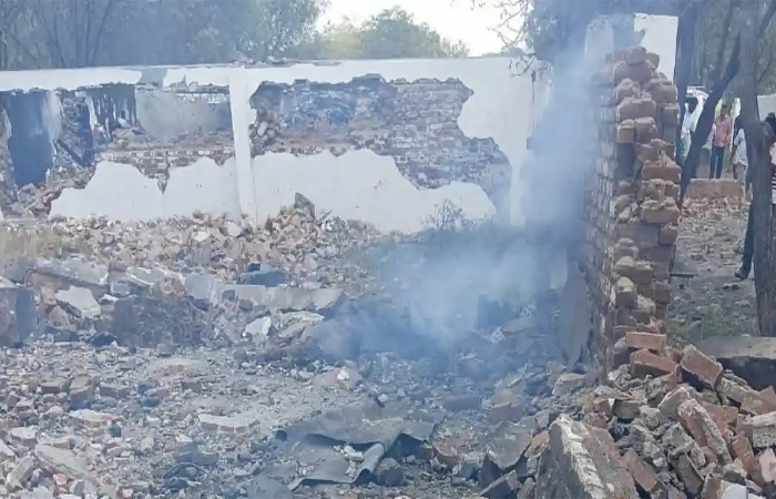 gujratsamachar's tweet image. તમિલનાડુમાં ફટાકડા ફેક્ટરીમાં ભયાનક બ્લાસ્ટ, 8 લોકો જીવતા ભૂંજાયા, 6ની હાલત ગંભીર

#TamilNadu #Virudhunagar #MassiveExplosion

gujaratsamachar.com/news/national/…