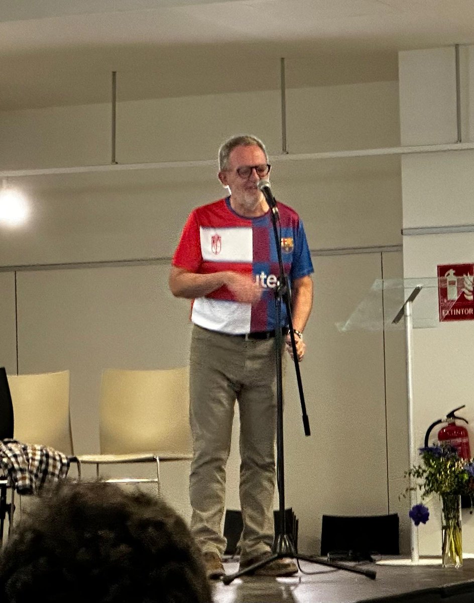 RaulCalvoRico's tweet photo. Y nos sorprende Miguel Melguizo explicando que se puede ser varias cosas a la vez: él es del Granada y del Barca #SIAPBCN24 https://t.co/ytyKiBvNZY