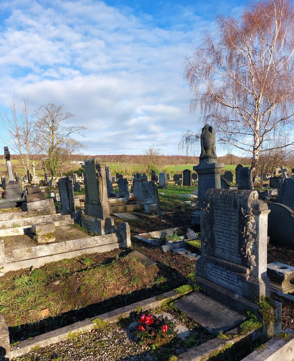 Friends of Loxley Cemetery working hard to maintain nature friendly site where #SHEFFIELD flood grave victims & casualties of WW1, WW2 have final resting place. Can you spare an hour to help? (Sat 17 Feb 12-4). #volunteer @AngelaFurniss2 @Sheff_HousingCo @HelpSheffield @CWGC