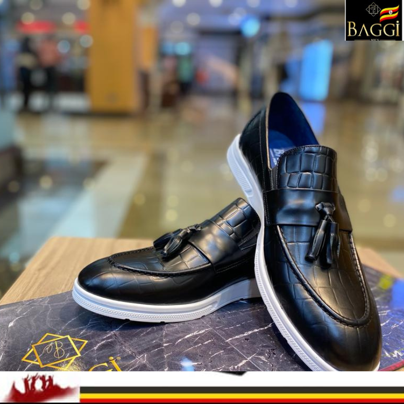 Strut your stuff in these statement shoes call/whatsapp 0702713824
price;300,000/=
size; 39-45
#baggimen
#luwumstreet
#casualshoes