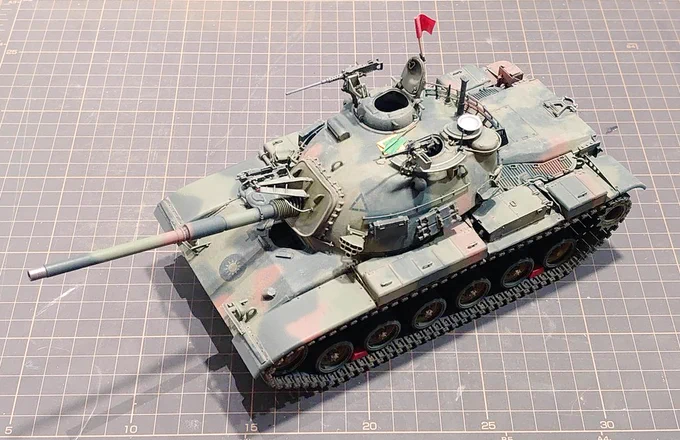0.1mmの金属糸で精是銃架の発射ワイヤー(同軸機銃口から出た白い線)を追加しました。 