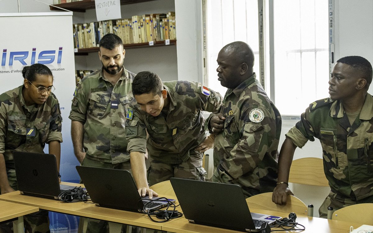 DLIAG_Officiel's tweet image. 0️⃣9️⃣/0️⃣2️⃣ Les #EFG #DIRISI ont doté @eafdl2022 en moyens de visio-conférence et informatiques 
✅️ Suivi de cours 🇫🇷 magistraux à distance pour les stagiaires 🇬🇦🇨🇮🇨🇲🇨🇩🇨🇬🇹🇬🇧🇯🇬🇳
✅️ Salle de travail avec 1️⃣7️⃣ ordinateurs 💻
➡️ Appui des #ENVR 🇫🇷🤝🇬🇦 @CoopSecuDefense
@EtatMajorFR