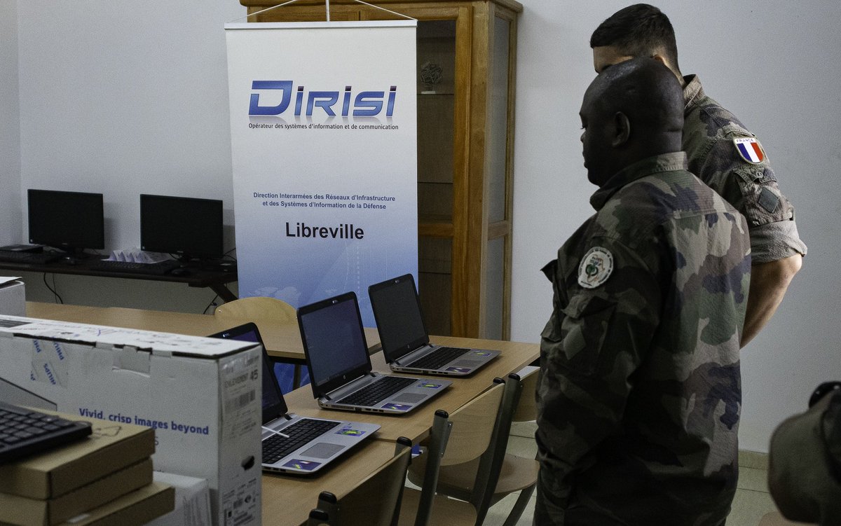 DLIAG_Officiel's tweet image. 0️⃣9️⃣/0️⃣2️⃣ Les #EFG #DIRISI ont doté @eafdl2022 en moyens de visio-conférence et informatiques 
✅️ Suivi de cours 🇫🇷 magistraux à distance pour les stagiaires 🇬🇦🇨🇮🇨🇲🇨🇩🇨🇬🇹🇬🇧🇯🇬🇳
✅️ Salle de travail avec 1️⃣7️⃣ ordinateurs 💻
➡️ Appui des #ENVR 🇫🇷🤝🇬🇦 @CoopSecuDefense
@EtatMajorFR