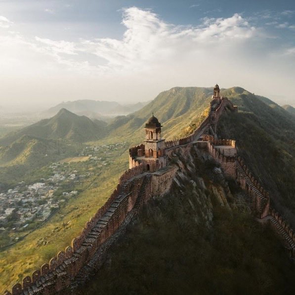 🇮🇳 Le majestueux fort Jaigarh situé près de Jaipur en Inde 🏯
📸 emmettsparling