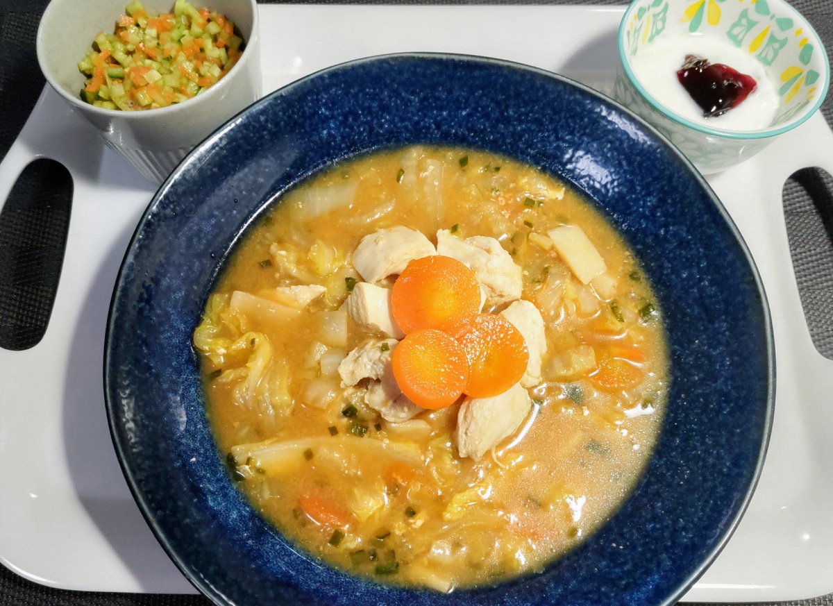 tes_per's tweet photo. 2/17夕食　白菜と鶏の柚子みそ煮
白菜と人参をクタクタになるまで煮て、仕上げに冷凍していたユズ果汁と味噌を加えて完成。なお緑色の小片はきゅうりの皮です。
ユズの酸味が味噌の旨味を引き立ててgood😋 https://t.co/r1c6FpEFaD