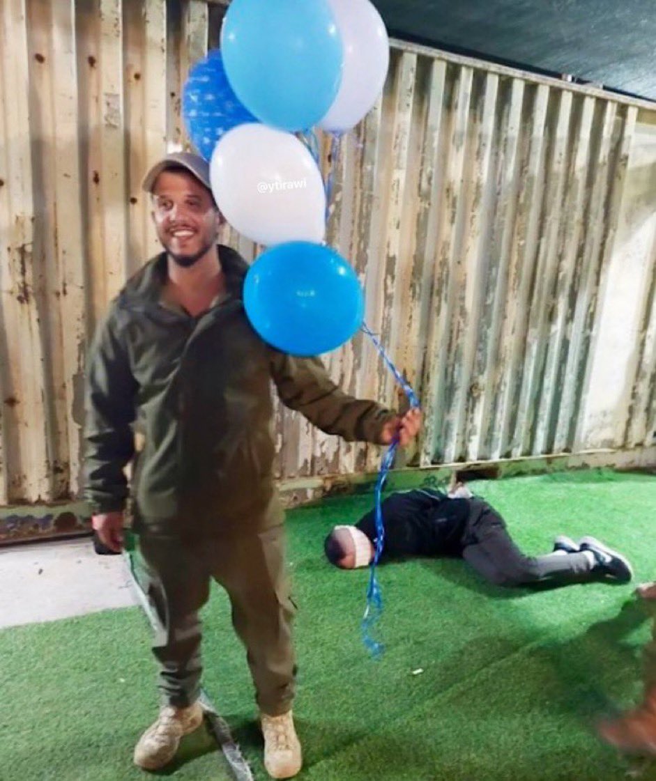 dedimedya's tweet photo. Barbarlar ordusundaki bir barbar doğum günü kutlarken elleri ve gözleri bağlanmış yerde yatan bir Filistinli esiri de fotoğraf kadrajına alarak bir mesaj veriyor.

Verdiği mesaj şu olsa gerek :

 "Filistinlilere "insan hayvanı" derken aslında kendimizi kastediyoruz." https://t.co/oTFluAMJW2