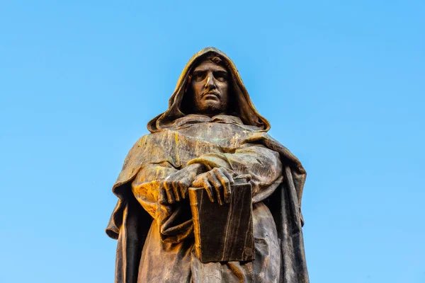 viagempassado's tweet photo. Giordano Bruno: o mártir da ciência

No dia 17 de fevereiro de 1600, um homem foi queimado vivo na praça do Campo de Fiori, em Roma, por ordem da Inquisição. Seu nome era Giordano Bruno, e seu crime foi pensar diferente.

Giordano Bruno foi um filósofo, matemático, astrônomo, poeta e frade dominicano italiano, que viveu no século XVI. Ele defendia ideias revolucionárias para a sua época, como a de que o universo era infinito, que havia outros mundos habitados, que o sol era apenas uma estrela entre muitas, e que a Terra girava em torno dele. Ele também questionava a natureza divina de Cristo, a virgindade de Maria, a Trindade e a transubstanciação.

Bruno foi um dos primeiros a apoiar o modelo heliocêntrico de Copérnico, que colocava o sol no centro do sistema solar, contrariando a visão geocêntrica da Igreja Católica, que afirmava que a Terra era o centro do universo e que tudo girava em torno dela. Bruno foi além de Copérnico, e propôs que o universo não tinha limites nem centro, e que as estrelas eram sóis distantes, cercados por seus próprios planetas.
Bruno também se interessava por temas esotéricos, como a magia, a cabala, o hermetismo e a mnemônica, uma técnica de memorização baseada em imagens e associações. Ele escreveu vários livros sobre esses assuntos, além de obras filosóficas, poéticas e teatrais.

Por causa de suas ideias heterodoxas, Bruno teve que fugir de vários lugares onde morou, como Nápoles, Gênova, Paris, Londres, Oxford, Wittenberg, Praga e Frankfurt. Ele foi perseguido tanto pela Igreja Católica quanto pelas igrejas protestantes, que o consideravam herege e blasfemo.

Em 1592, Bruno foi a Veneza, a convite de um nobre chamado Giovanni Mocenigo, que queria aprender sua técnica de memorização. Mocenigo, porém, era um espião da Inquisição, e o denunciou às autoridades. Bruno foi preso e interrogado em Veneza, e depois transferido para Roma, onde ficou encarcerado por sete anos.

Durante o seu julgamento, Bruno foi acusado de negar várias doutrinas católicas essenciais. A Inquisição exigiu que ele se retratasse de suas teorias, mas Bruno se recusou, dizendo que não tinha nada a se arrepender, e que suas ideias eram filosóficas e não religiosas.

Em 8 de fevereiro de 1600, Bruno foi condenado à morte na fogueira, como um “herege impenitente, obstinado e pertinaz”. Nove dias depois, ele foi levado ao Campo de Fiori, onde foi amordaçado, amarrado a um poste e queimado vivo. Dizem que, antes de morrer, ele olhou para os seus juízes e disse: “Talvez vocês tenham mais medo de pronunciar a minha sentença do que eu de recebê-la”.

A morte de Bruno foi um dos episódios mais trágicos e emblemáticos da história do livre pensamento e da ciência. Bruno foi um visionário, que antecipou conceitos que só seriam confirmados séculos depois, como a teoria do Big Bang e a existência de exoplanetas. Ele também foi um mártir, que pagou com a vida por defender a sua liberdade de expressão e de investigação.

Hoje, no lugar onde Bruno foi queimado, há uma estátua em sua homenagem, erguida em 1889 por iniciativa de um grupo de intelectuais e artistas. A estátua mostra Bruno de pé, com um olhar desafiador, segurando um livro na mão. Em sua base, há uma inscrição que diz: “A Bruno - o século que ele previu - aqui, onde o fogo ardeu”.

Giordano Bruno é um exemplo de coragem, de curiosidade e de busca pela verdade. Ele nos inspira a questionar o que nos é imposto, a explorar o que nos é desconhecido, e a admirar o que nos é maravilhoso. Ele nos lembra que o universo é maior do que imaginamos, e que nós somos parte dele.

Gostou desse conteúdo? Deixe seu like e siga nossa página