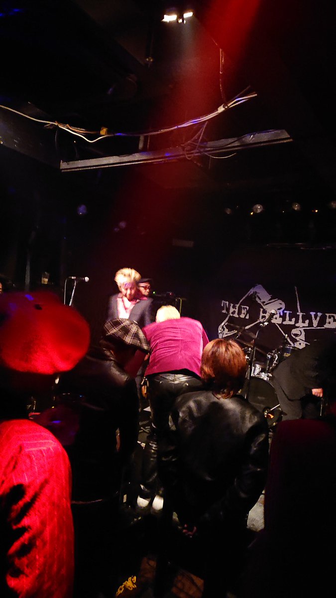 Tochirow77's tweet photo. 去年Hellvettes、C&C(from千葉)at キースフラック行ったけど、まさかのSLICKS観れるとは!そして今年、SLICKS新譜出るらしい😃
#Hellvettes #CandC #Slicks #去年 #九州パンク #千葉パンク https://t.co/SIN4lkcd6y