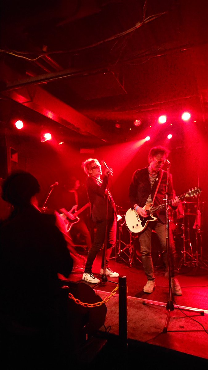 Tochirow77's tweet photo. 去年Hellvettes、C&C(from千葉)at キースフラック行ったけど、まさかのSLICKS観れるとは!そして今年、SLICKS新譜出るらしい😃
#Hellvettes #CandC #Slicks #去年 #九州パンク #千葉パンク https://t.co/SIN4lkcd6y