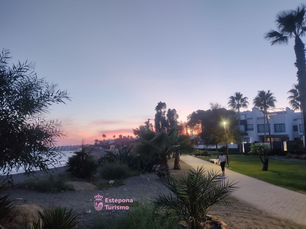 ¿Prefieres la #senda al #amanecer o al #atardecer? 😍  Do you prefer the #coastalpath in the #morning or in the #evening?
@sendalitoral #estepona #costadelsol #sunrise #sunset