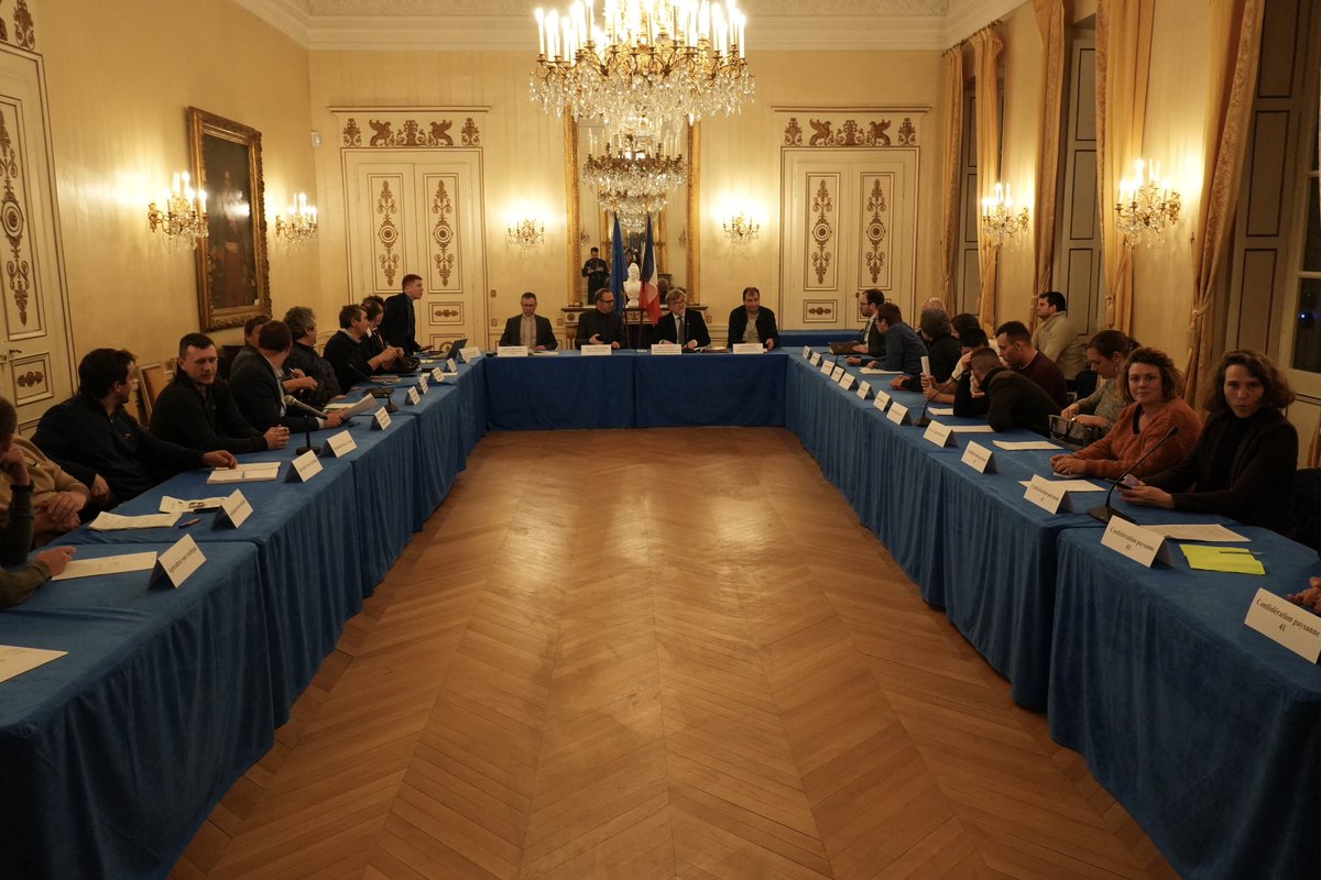 @MFesneau, ministre de l'Agriculture et de la Souveraineté alimentaire, en présence de @xavierpelletier, Préfet de #LoiretCher, a rencontré les représentants du monde agricole afin d'évoquer les décisions nationales & européennes & la mise en œuvre des engagements gouvernementaux