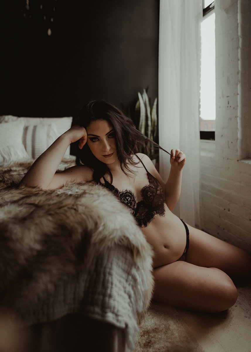 STARING ENCOURAGED A boudoir beauty makes it worth your while. See anything you like? 👀 Photo by ISIRIE - Oahu, Hawaii