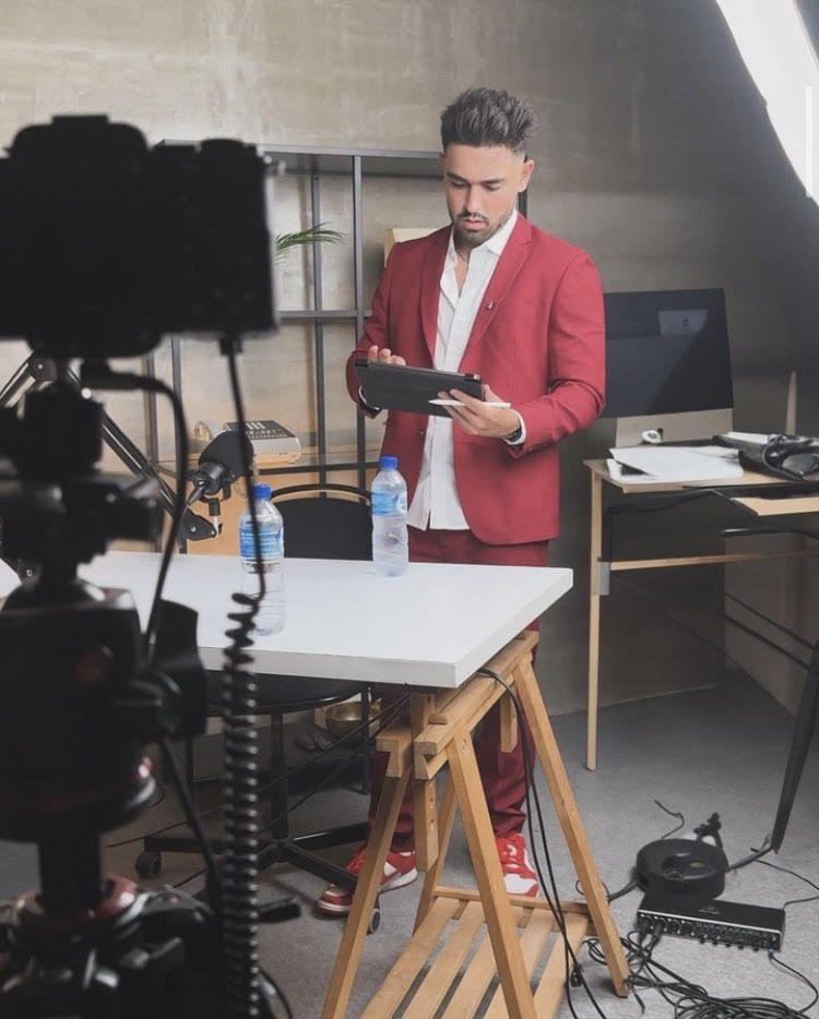 Sol_copywriting's tweet photo. Créer du contenu m'a permis :

- De faire exploser mon réseau.

- De construire  l'entourage que je veux.

- D'aider des milliers de personnes et de gagner de l'argent.

Avoir une audience en 2024, c'est le levier le plus puissant qui existe.

Commence maintenant. https://t.co/u8y8ABzrJb