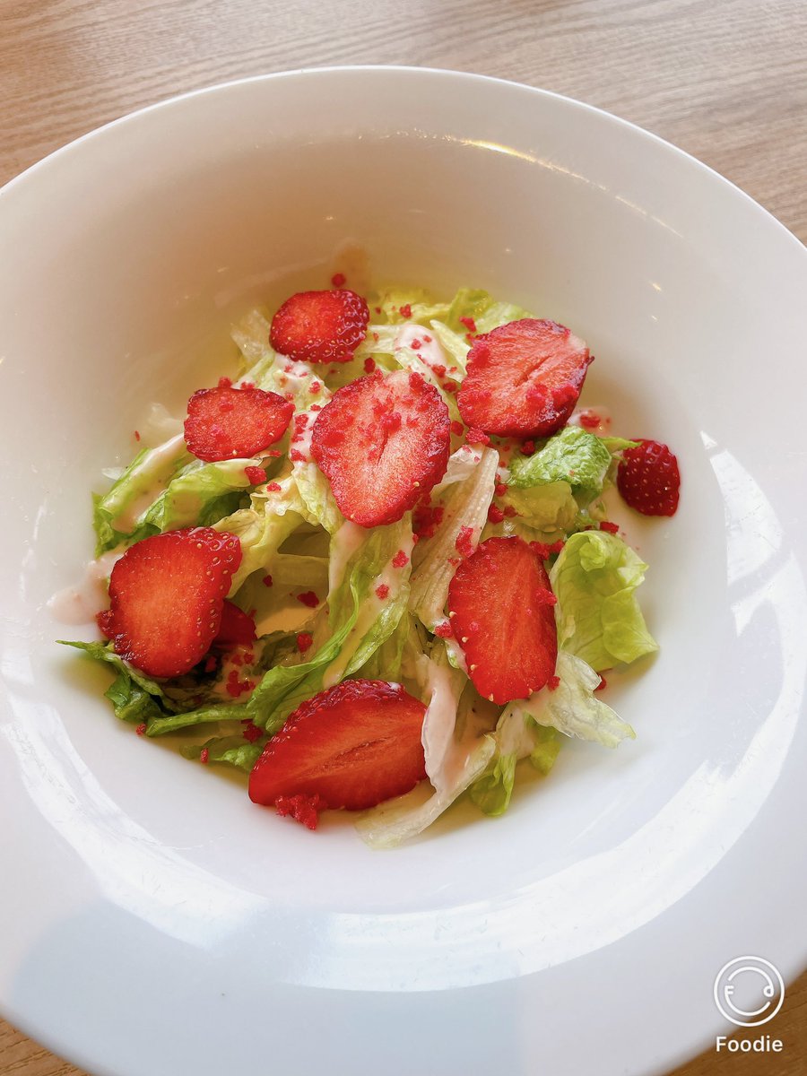 kyonshogo's tweet image. ダンナさんのバースデーデザートクーポンあったので、ご近所（と言ってもお隣駅）のデニーズでランチ♪
シェフおススメの蟹とハーブのクリームスパゲッティと苺とラズベリーのピンクシーザーサラダ、苺とサラダってなかなか合います、美味しくいただきました♪#デニーズ　#デニーズランチ