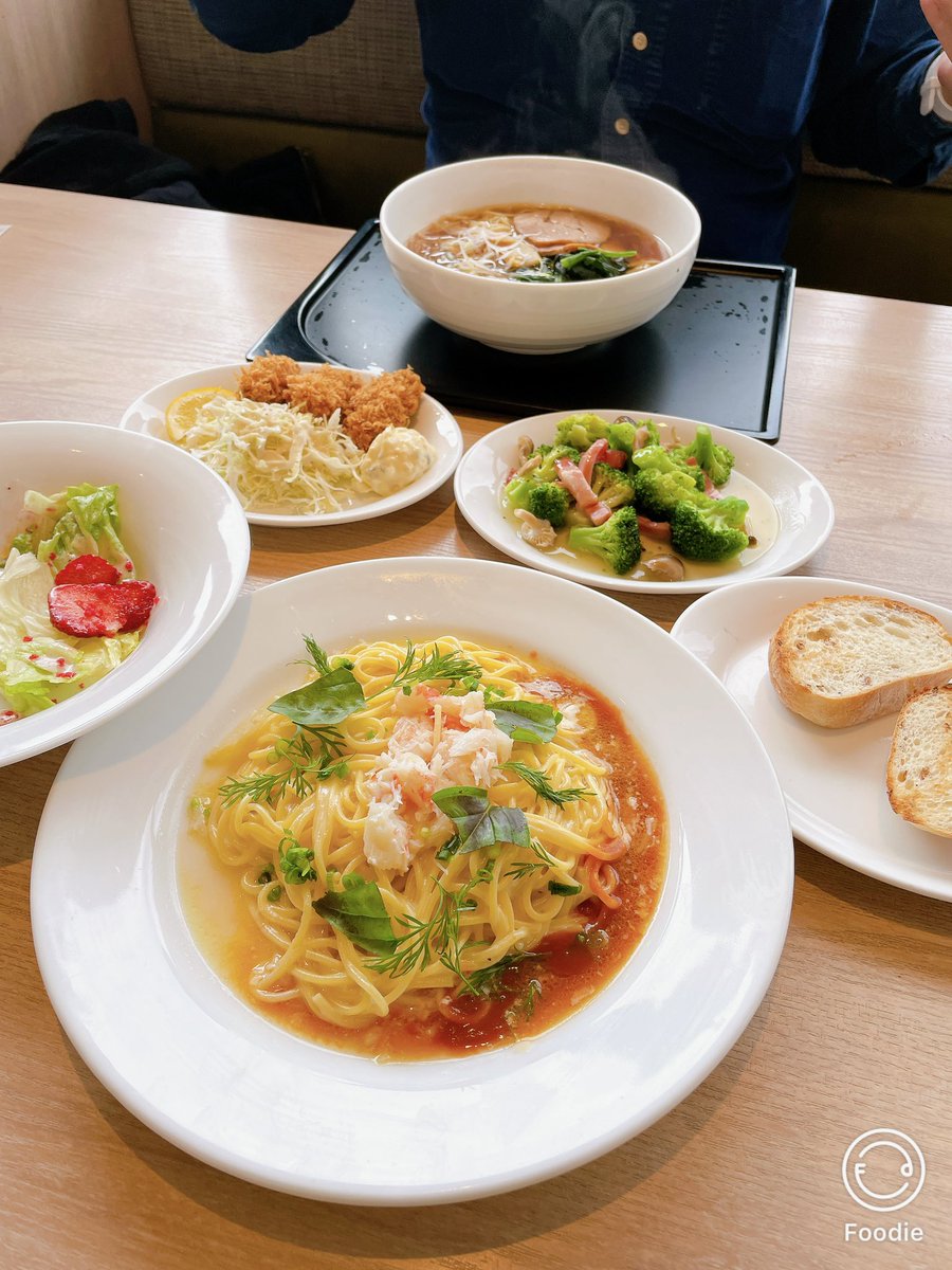 kyonshogo's tweet image. ダンナさんのバースデーデザートクーポンあったので、ご近所（と言ってもお隣駅）のデニーズでランチ♪
シェフおススメの蟹とハーブのクリームスパゲッティと苺とラズベリーのピンクシーザーサラダ、苺とサラダってなかなか合います、美味しくいただきました♪#デニーズ　#デニーズランチ