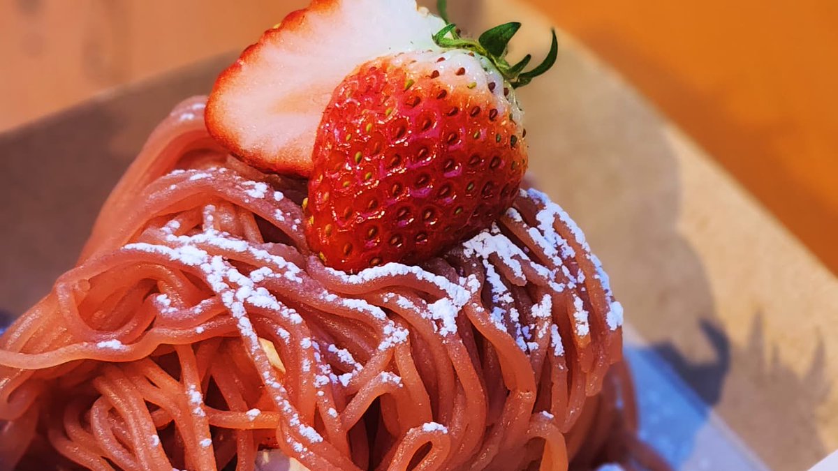 willow_Deaf's tweet photo. 仕事でYOKOHAMA Strawberry Festival視察へ。イチゴ農家を身近に育ったこともあってオヤツはイチゴ。でもこの進化ぶりには目からウロコ！モンブラン美味しゅうございました♥ https://t.co/B3qOJSaadF