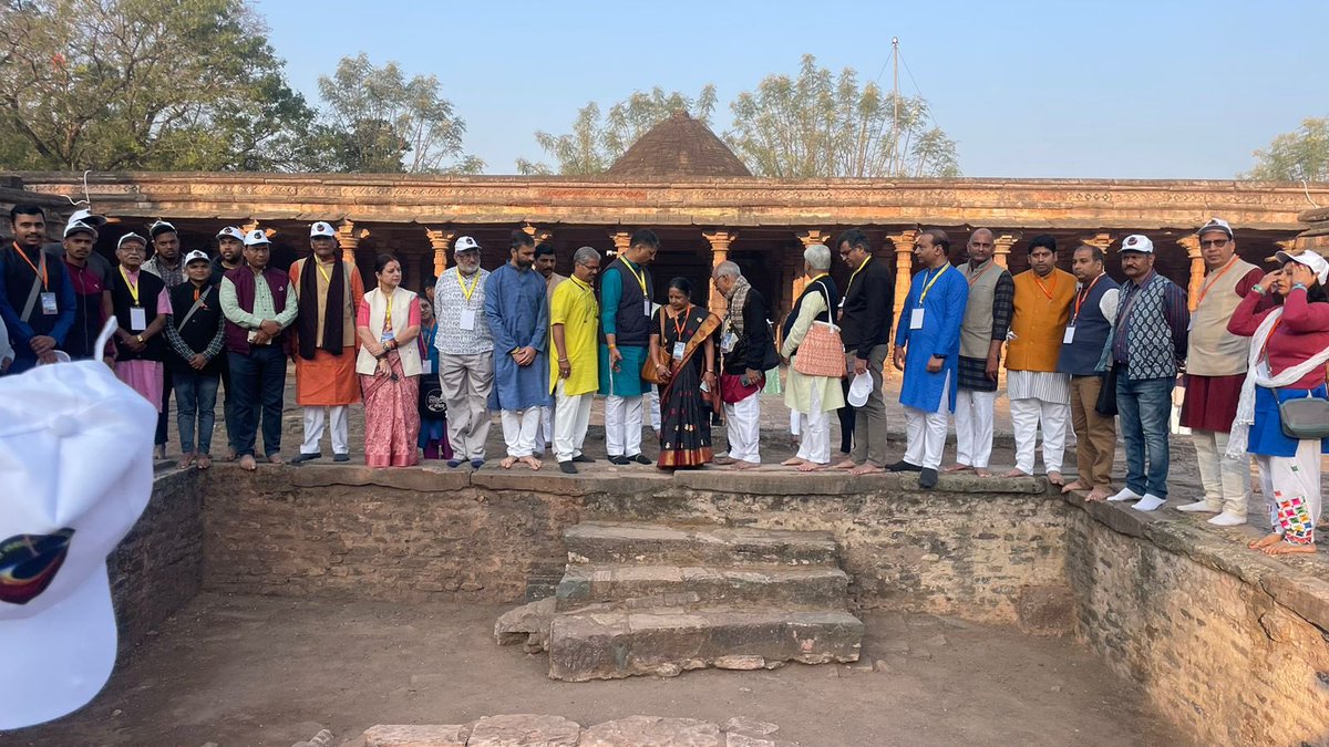 VinayDixit_'s tweet photo. नर्मदा साहित्य मंथन के  द्वितीय दिवस का प्रारम्भ भोजशाला तथा विजय मंदिर तक हेरिटेज वॉक के साथ हुआ ।इसमें भोजशाला के प्राचीन इतिहास तथा उस पर हुए मुस्लिम आक्रमण पर संवाद हुआ । इस अवसर पर @VHPDigital के @AlokKumarLIVE जी भी उपस्थित थे 

#नर्मदा_साहित्य_मंथन 
#NSM2024
#vskmalwa https://t.co/0k1cobdRt8