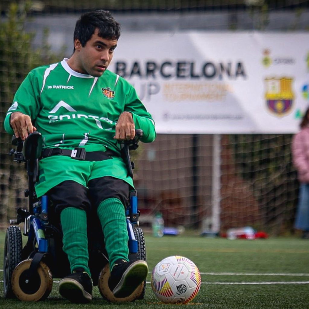 FundacioUEC's tweet photo. #InserCOR • 👟⚽️🟢 Els nostres esportistes van participar en el torneig inclusiu organitzat per la @PBCervello!
𝟏𝟎 equips i 𝟏𝟓𝟎 jugadors/es! 🤗
🙌🏻 Èxit de jornada amb un gran ambient i una excel•lent organització! 🔝🤩
#FundacióUEC #Ambelverdalcor 💚 https://t.co/wxfVha1CvX