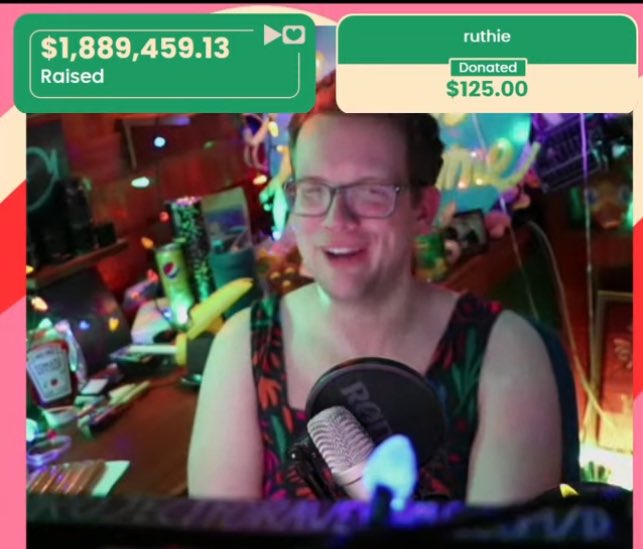 taaddisbinz's tweet image. Hank had the wild realization that most girls know that to pee in a romper ya gotta get naked @hankgreen @proj4awesome #ProjectForAwesome #P4A2024