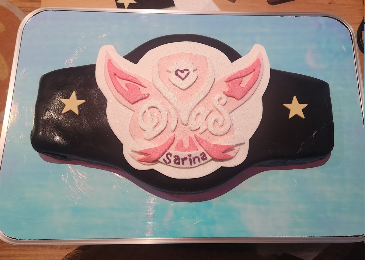 Happy worshiping @sarinacsgo day. Probably my best cake yet, everyone has ended up playing magic. Nice.