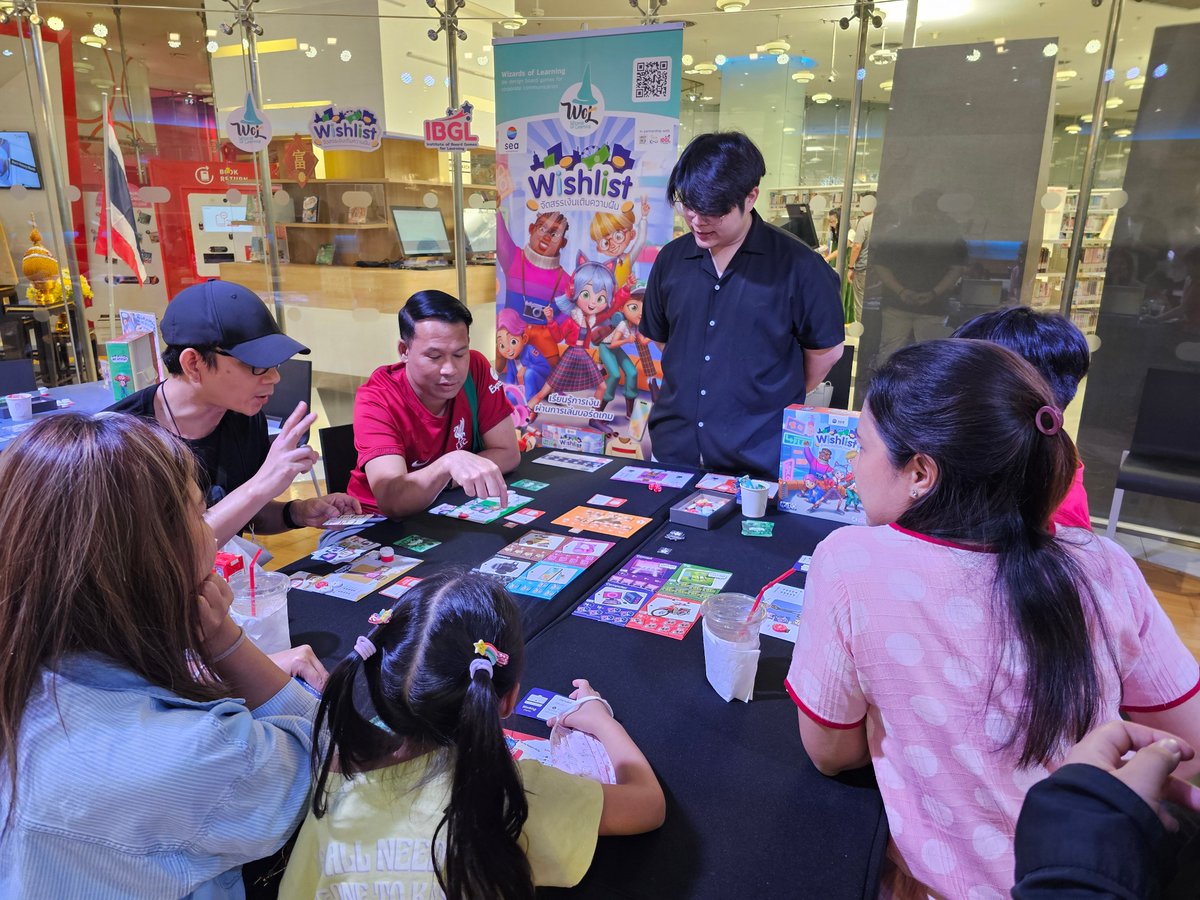 WizardsLearning's tweet photo. Wishlist on Tour 🧙‍♂️🚌✨
ถอดความประทับใจมาเล่าสู่กันฟัง นำเล่น Wishlist ประจำเดือนกุมภาพันธ์ ที่ @TKPark_TH อุทยานการเรียนรู้ น้องๆ 7-10 ขวบ ก็มาเล่นกับผู้ปกครองกันอย่างจริงจัง จนทาง TK park เปิดโต๊ะเพิ่มให้

(Wishlist มีกติกาพิเศษสำหรับน้องๆ ป. ปลาย แล้วนะครับ)
ความประทับใจ... https://t.co/TKxW6jsMaH