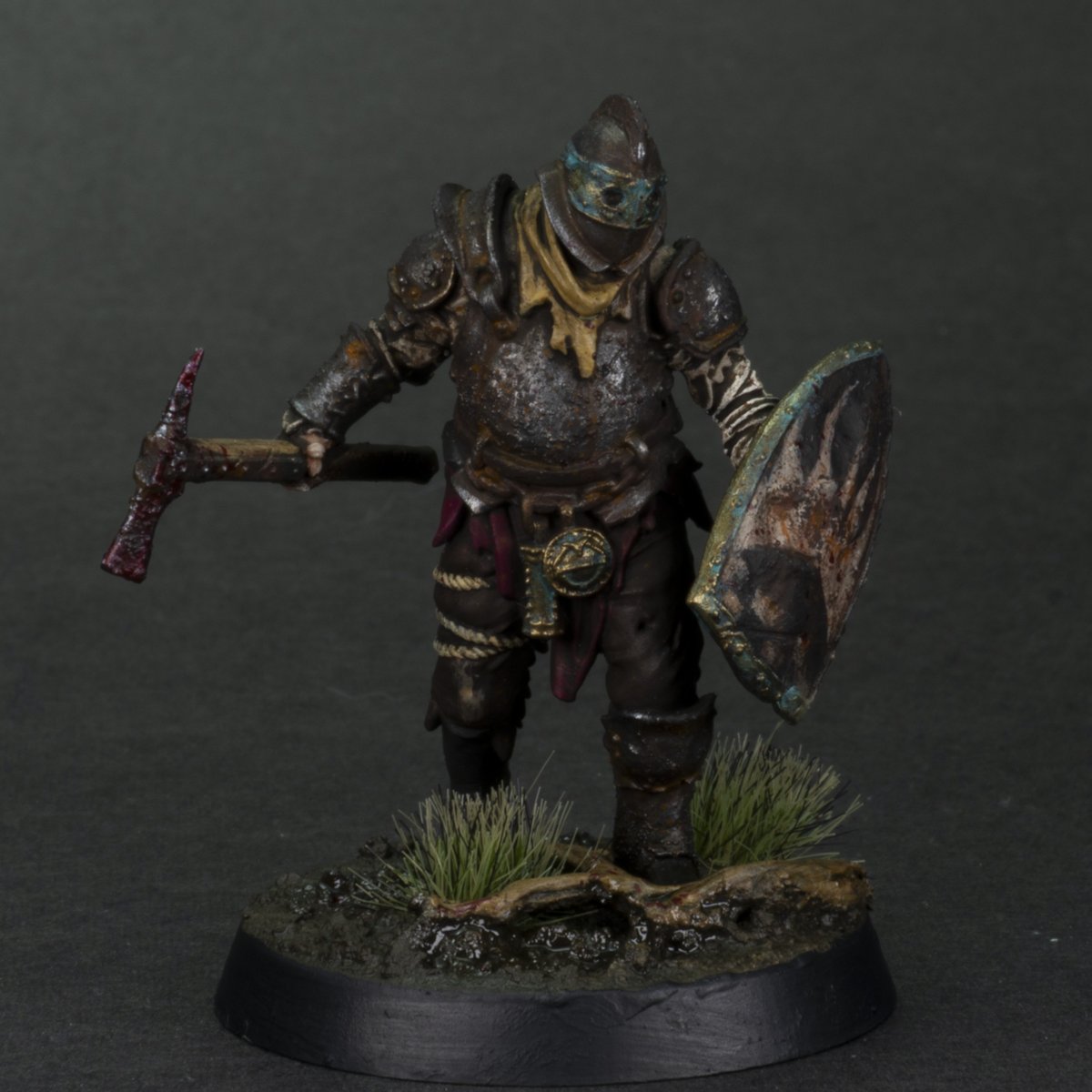 How about a disgraced Knight? Truly tarnished. #Grimdark #paintingminis #paintingminiatures #miniaturepainting #forbiddenpslam