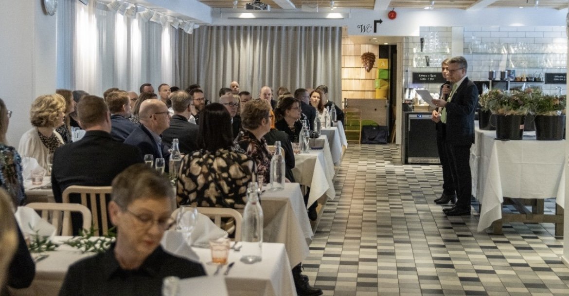 Eilen juhlistimme arinalaisia Itsenäisyyspäivän kunniamerkkien ja Sok-työansiomerkkien saajia. Olemme ylpeitä huomion arvoisesta ansioista ja osuuskaupan tarjoamasta  mahdollisuudesta elämänmittaisille työurille.💚 #SydänPohjoisSuomelle #arinalainen #osuuskauppani