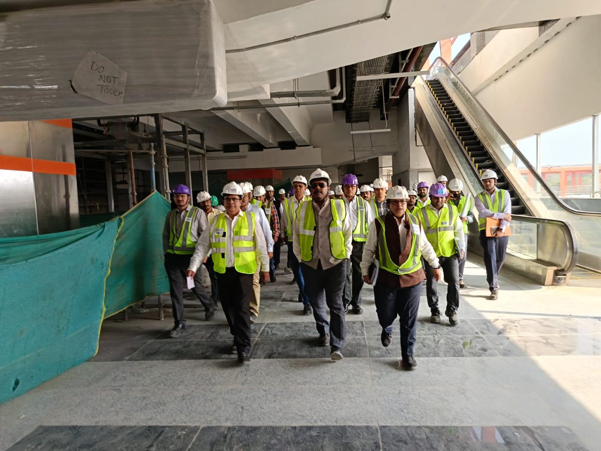 #BhopalMetro: On Friday, Shri Sibi Chakraborty IAS assumed the role of #ManagingDirector at #MadhyaPradesh #MetroRail Corporation. Concurrently, Shri Sibi conducted a review meeting and inspected #SubhashNagar #Metro #Station.

 #MPMRC #Indoremetro #MPMetro