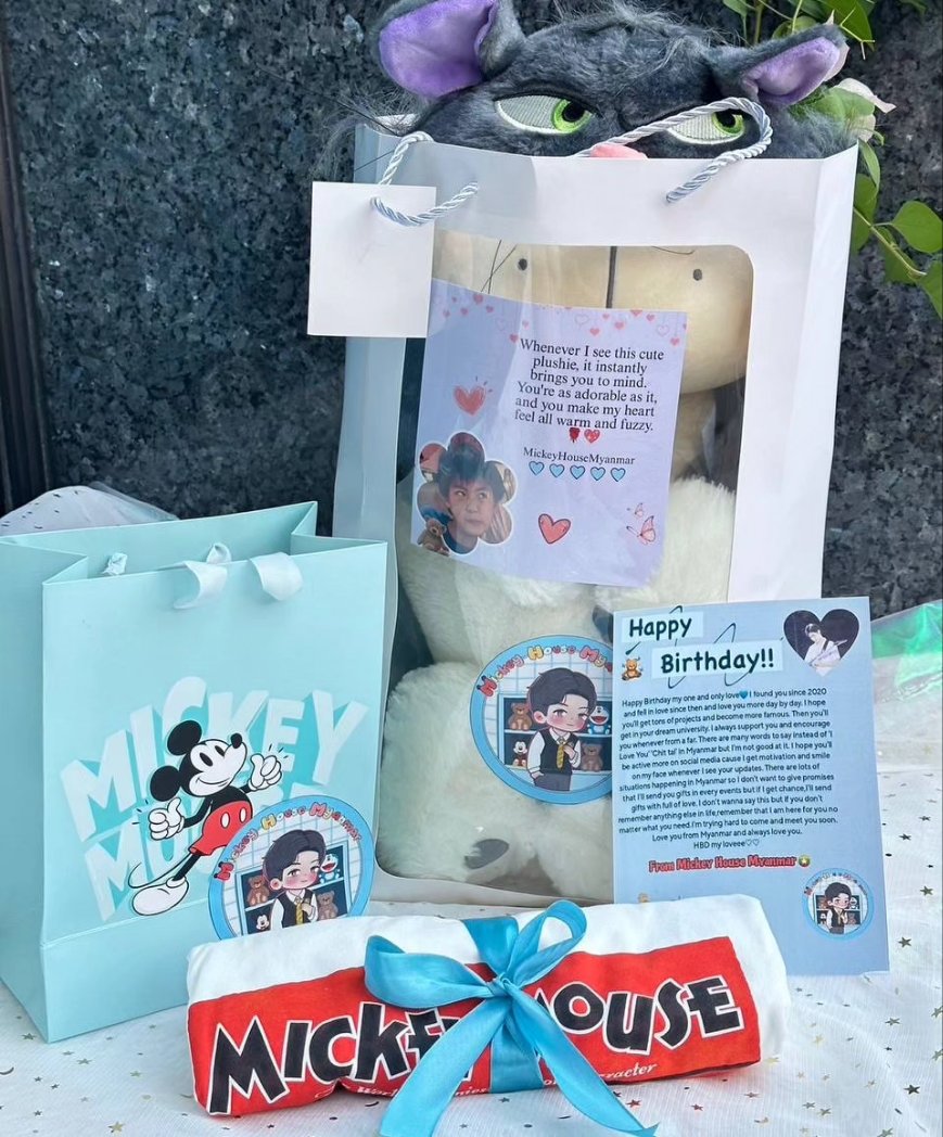 mickey___house's tweet photo. These are the gifts that we sent for Phi Mick💙
I hope Mick" love them💙
@mickmetas
Thanks for taking arrival photo to @MickmetasO 
<Mick Metas 18th>

#mickeyhosue #mickmetas #MickeyHouseMyanmar #มิคเมธัสสิบแปดขวบ https://t.co/RHBWm7e3sv