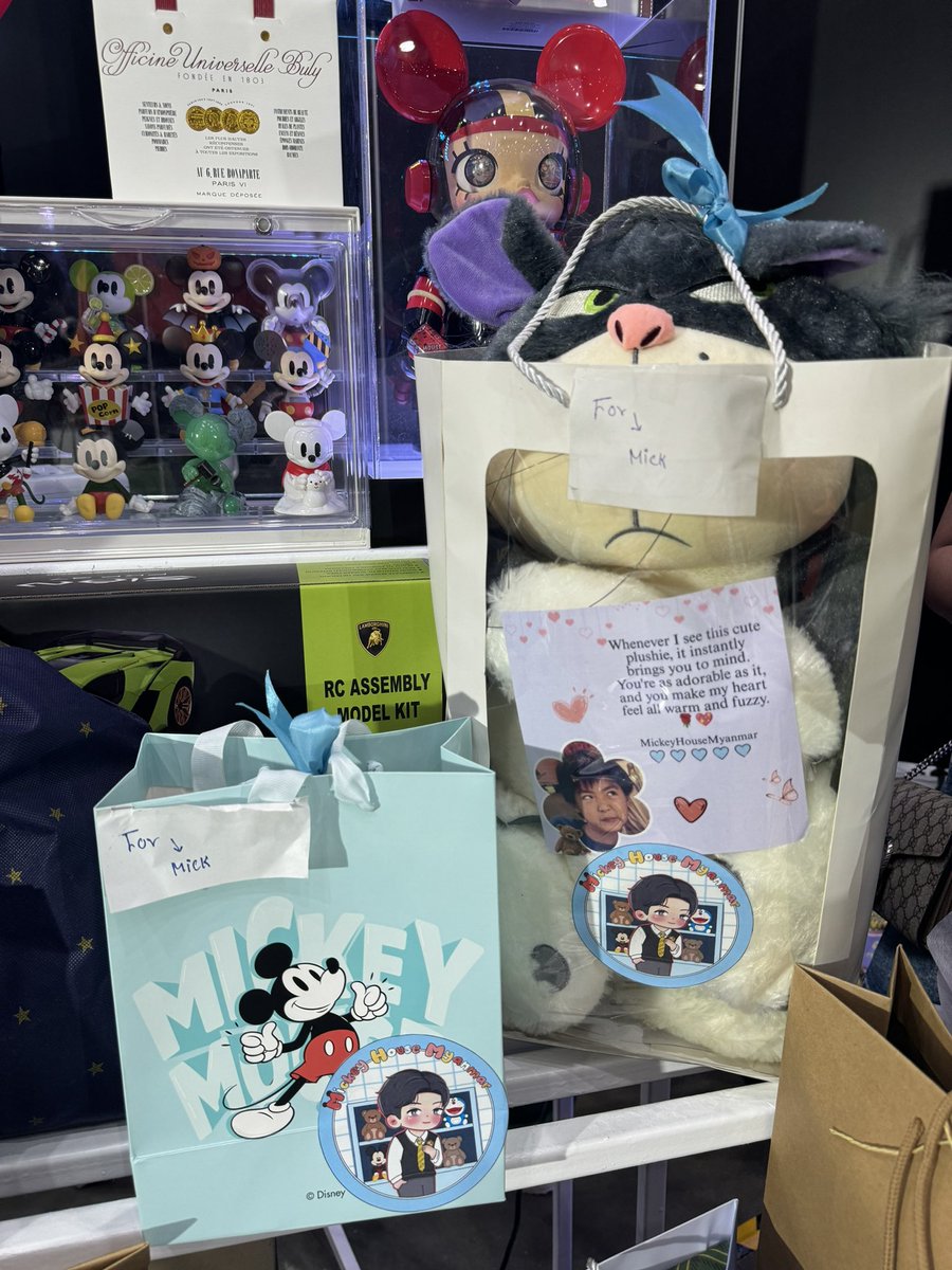 mickey___house's tweet photo. These are the gifts that we sent for Phi Mick💙
I hope Mick" love them💙
@mickmetas
Thanks for taking arrival photo to @MickmetasO 
<Mick Metas 18th>

#mickeyhosue #mickmetas #MickeyHouseMyanmar #มิคเมธัสสิบแปดขวบ https://t.co/RHBWm7e3sv