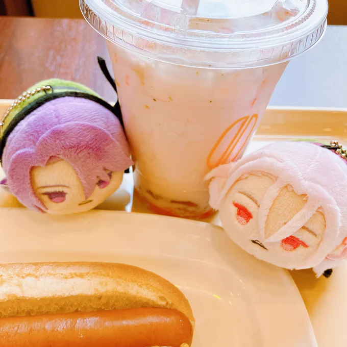 季語だよあめさん今日はホットにしようと思ってたのに歩いたら暑くなって結局アイスにしてしまった〜〜 