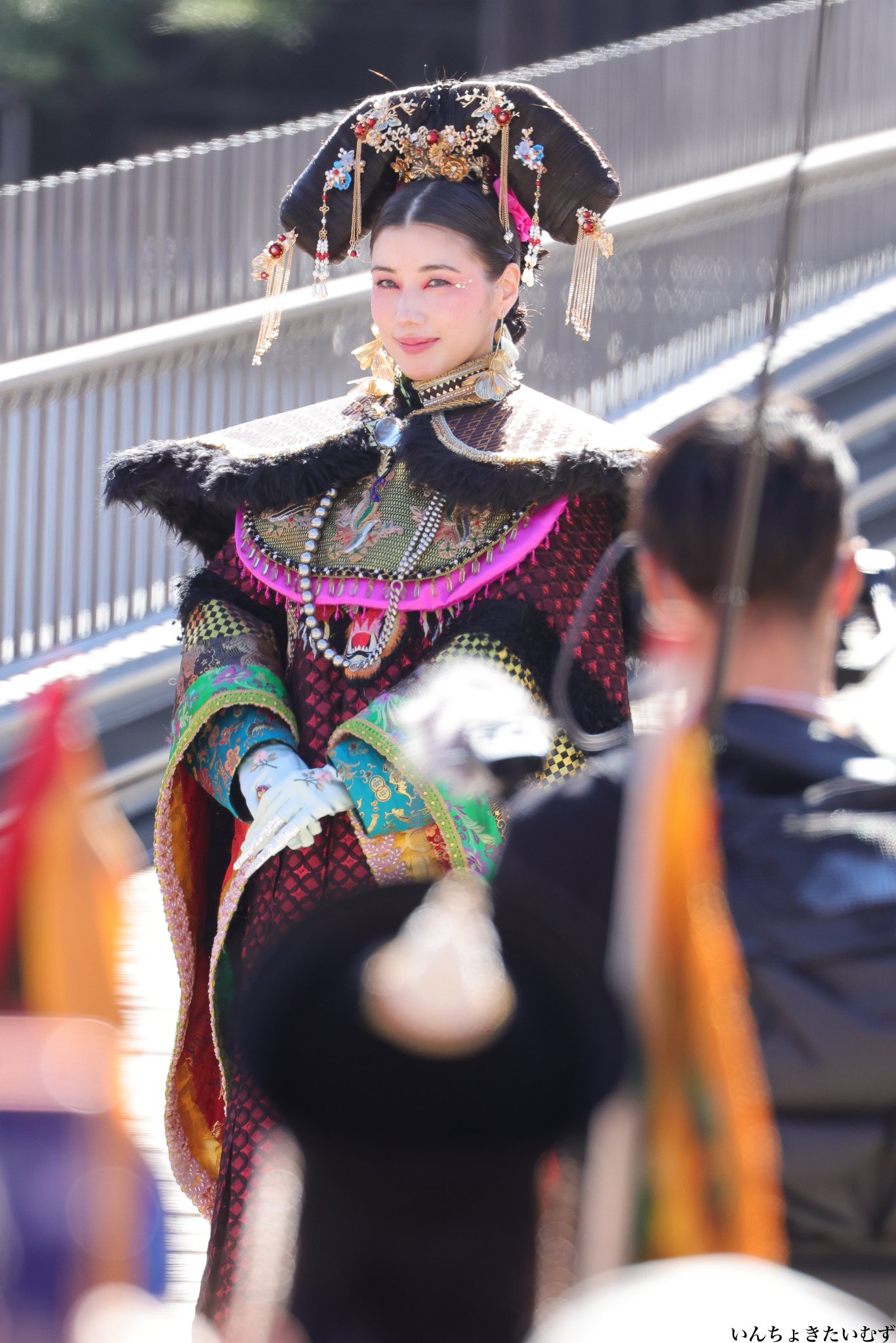 即日発送！仲里依紗 RE. レインボーマット 仲里依紗、大胆レインボードレスでスーパーの店内へ 異彩放つ