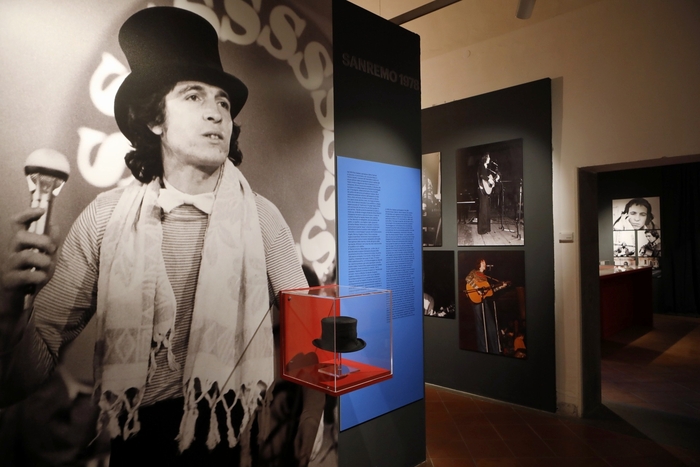 A Roma la prima mostra dedicata a Rino Gaetano. Al Museo in Trastevere fino al 28 aprile 2024. Ripercorre il cammino artistico del cantautore #ANSA ansa.it/sito/notizie/c…