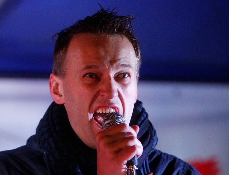 libe's tweet photo. Alexeï Navalny, ennemi numéro 1 du régime, menait depuis une quinzaine d’années son combat contre le président russe. Il s’était bâti une notoriété 2.0, avec la diffusion d’enquêtes vidéo virales dénonçant la corruption du pouvoir.

En savoir plus : https://t.co/3I1b9RY23F https://t.co/XbM74y0cvm