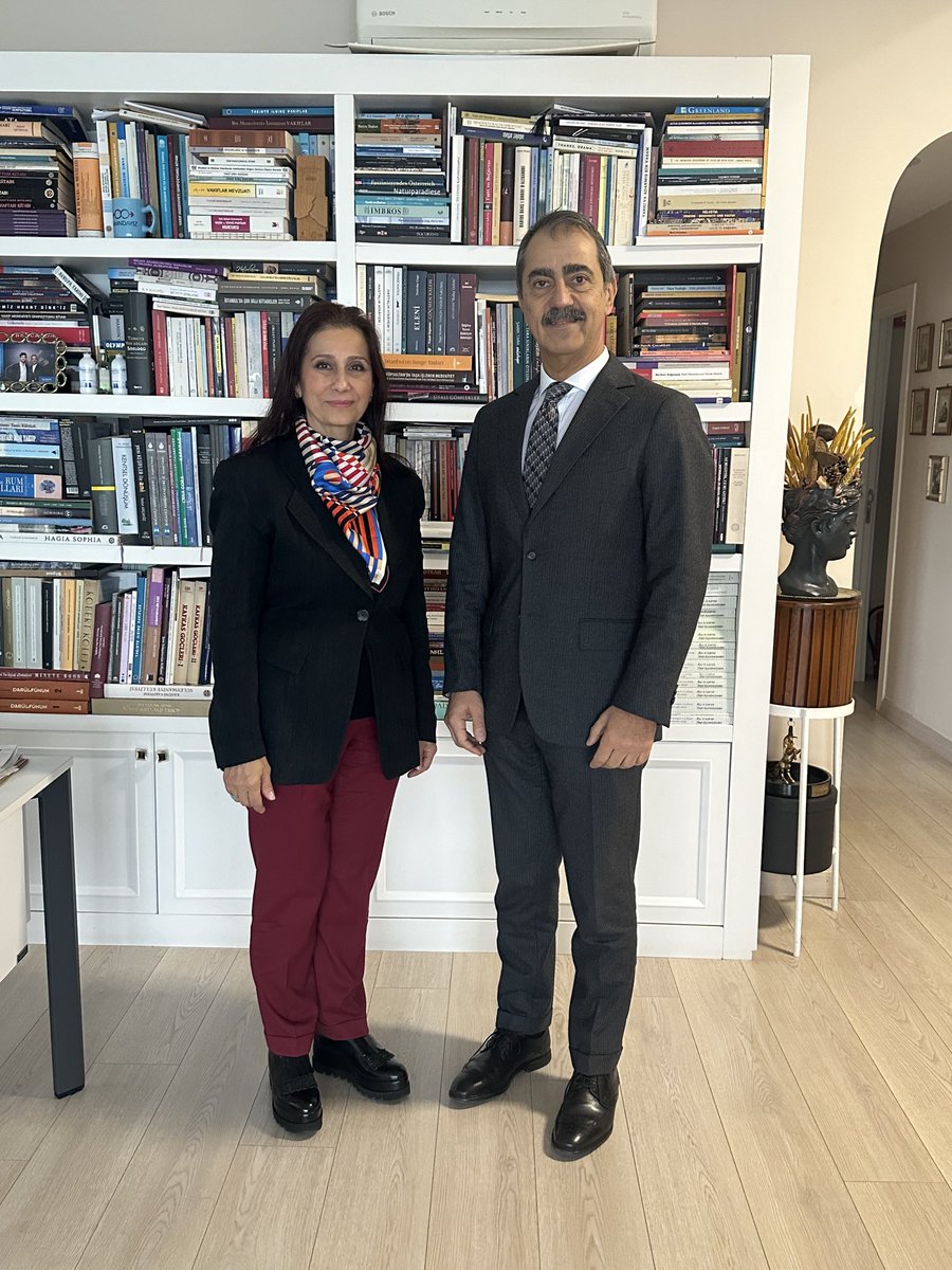 lakivingas's tweet photo. 25.yılını kutlayan #KritonCuri Çevre Vakfı Başkanı Birgül Küçükönder’in ziyaretiyle hocayı andık. Türkiye’de “Çevre Mühendisliği” ve “Çevre Bilimi” alanında seçkin bir akademisyen , çevre gönüllüsü, ülküleri ve düşünceleriyle temiz ve barışçı bir dünyanın yılmaz savunucusuydu. https://t.co/Z0fc2hSzRe